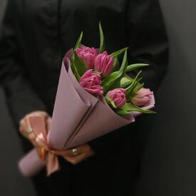 Букет из 5 малиновых тюльпанов 