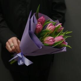 Букет из 7 малиновых  тюльпанов 