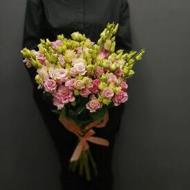 Букет из 13 розовых эустом