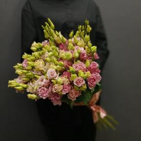 Букет из 13 розовых эустом