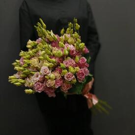 Букет из 13 розовых эустом