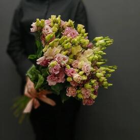 Букет из 13 розовых эустом