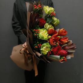 Букет из амариллиса,  роз и гиперикума