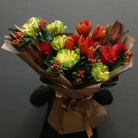 Букет из амариллиса,  роз и гиперикума