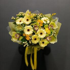 Букет из гербер,  гиперикума и орхидей