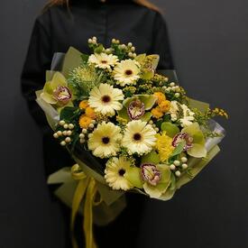 Букет из гербер,  гиперикума и орхидей