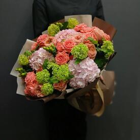 Букет из гортензии, роз и вибурнума