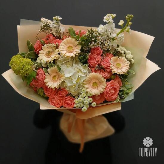Букет из гортензии, гербер и кустовых роз