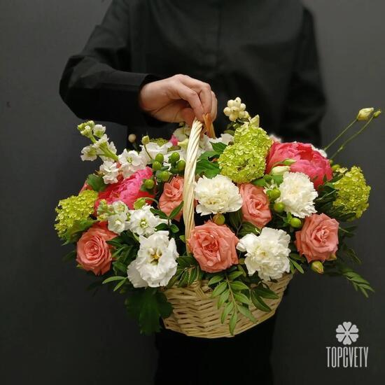 Композиция из пионов, роз и эустомы в корзине