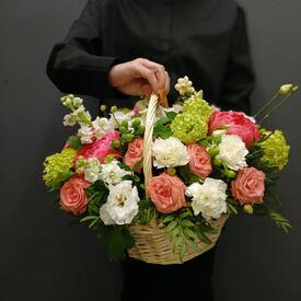 Композиция из пионов, роз и эустомы в корзине