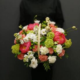 Композиция из пионов, роз и эустомы в корзине