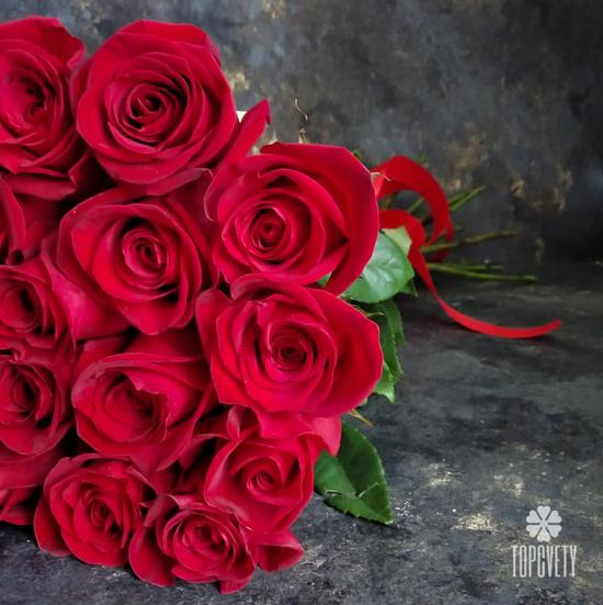 Букет из 25 красных роз Фридом