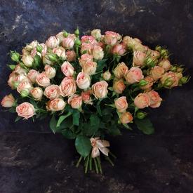 Букет из 21 кремовой кустовой розы 50см