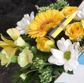 Букет из роз, хризантем и гербер