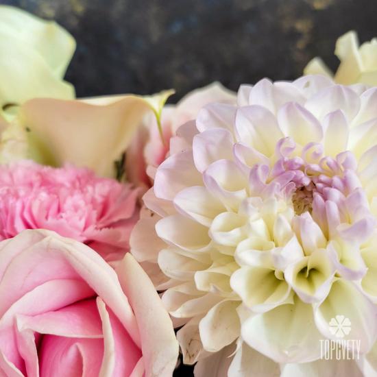 Букет из орхидей, роз и георгин в коробке 