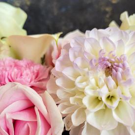 Букет из орхидей, роз и георгин в коробке 