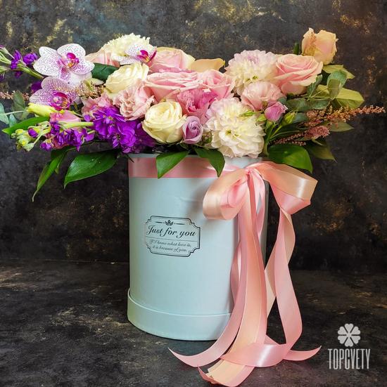 Букет из орхидей, роз и георгин в коробке 