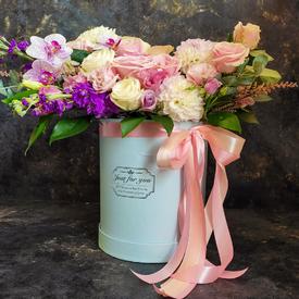 Букет из орхидей, роз и георгин в коробке 