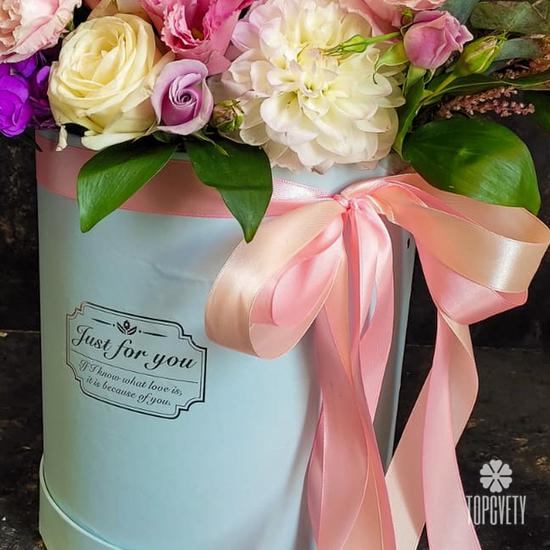 Букет из орхидей, роз и георгин в коробке 