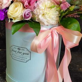 Букет из орхидей, роз и георгин в коробке 