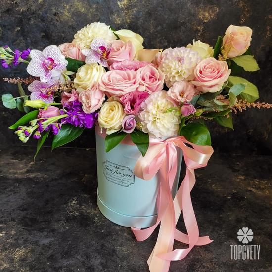 Букет из орхидей, роз и георгин в коробке 