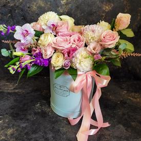 Букет из орхидей, роз и георгин в коробке 