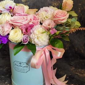 Букет из орхидей, роз и георгин в коробке 