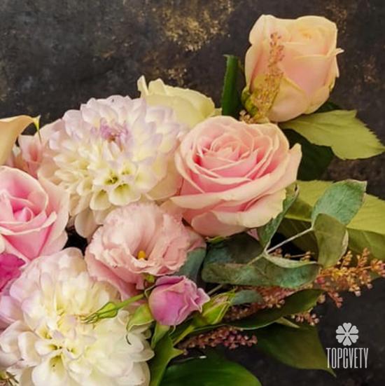 Букет из орхидей, роз и георгин в коробке 