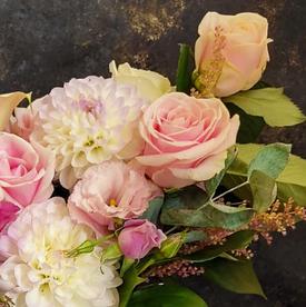 Букет из орхидей, роз и георгин в коробке 