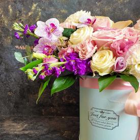 Букет из орхидей, роз и георгин в коробке 