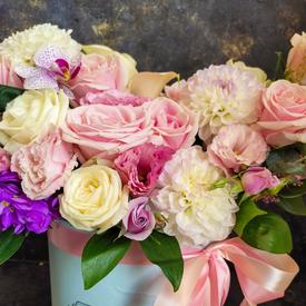 Букет из орхидей, роз и георгин в коробке 