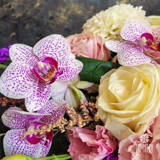 Букет из орхидей, роз и георгин в коробке 