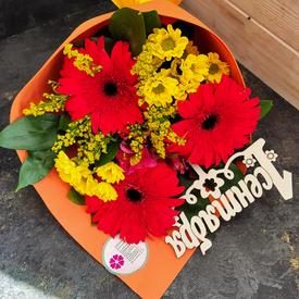 Букет из гербер и хризантем