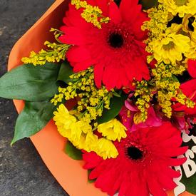 Букет из гербер и хризантем