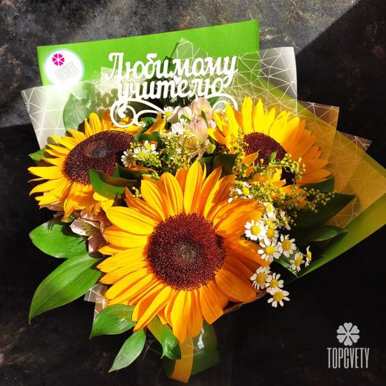 Букет из подсолнухов и танацетума 