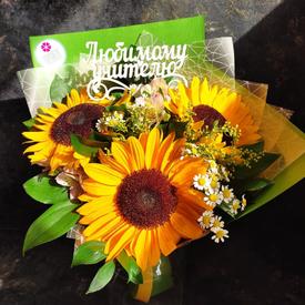 Букет из подсолнухов и танацетума 