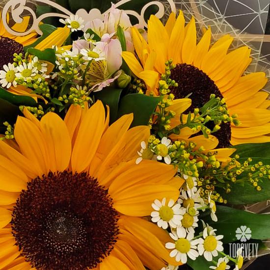 Букет из подсолнухов и танацетума 