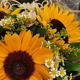 Букет из подсолнухов и танацетума 
