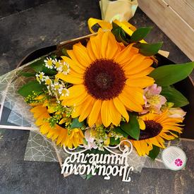 Букет из подсолнухов и танацетума 