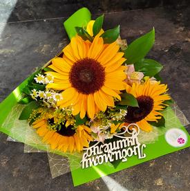 Букет из подсолнухов и танацетума 