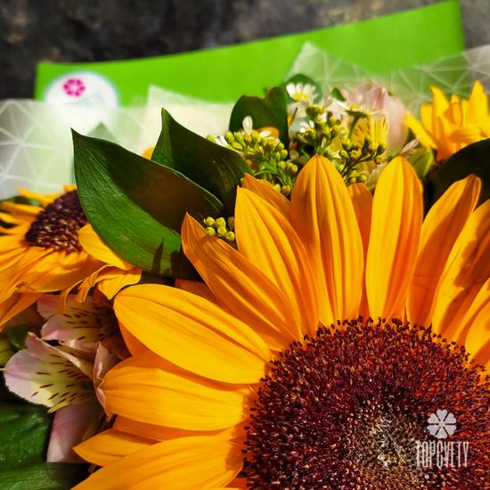 Букет из подсолнухов и танацетума 