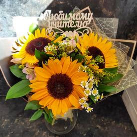 Букет из подсолнухов и танацетума 