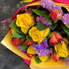 Букет из роз и лимониума