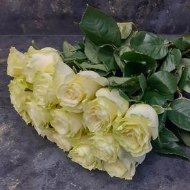 Букет из 13 белых роз Мондиаль 70см