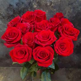 Букет из 15 красных роз Эксплорер 70см