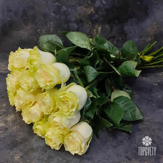 Букет из 17 белых роз Мондиаль 70см