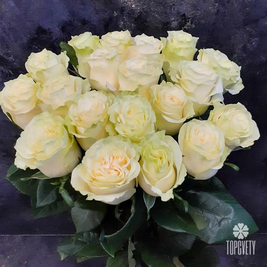 Букет из 19 белых роз Мондиаль 70см