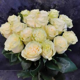 Букет из 19 белых роз Мондиаль 70см