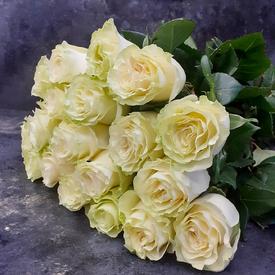 Букет из 19 белых роз Мондиаль 70см