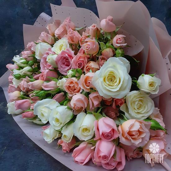 Букет из 25 кустовых роз 50см